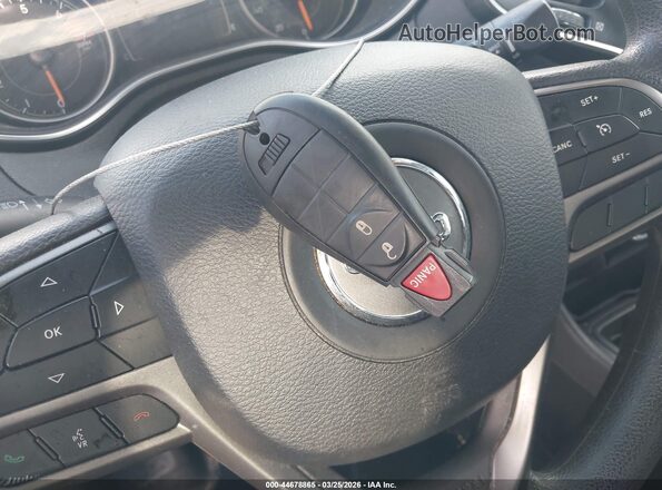 1C4PJLCB0KD264387 2019 JEEP CHEROKEE Maroon Вид панелі приладів