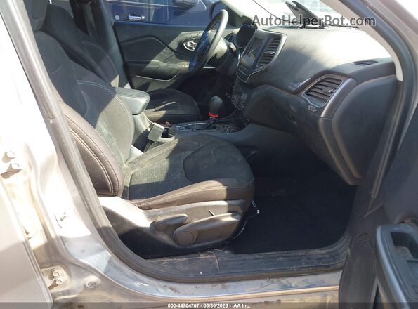 1C4PJLCB6KD171812 2019 JEEP CHEROKEE Silver Սալոնի դիմացի տեսք