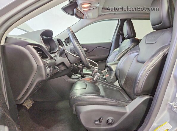 1C4PJLDX8KD308212 2019 JEEP CHEROKEE Серебряный Вид салона спереди
