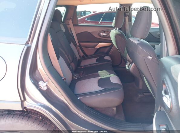 1C4PJMCX6JD541639 2018 JEEP CHEROKEE Gray Widok naklejki z numerem VIN