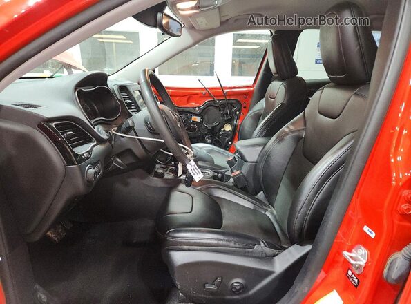 1C4PJMLB4MD233667 2021 JEEP CHEROKEE Red Front interior view