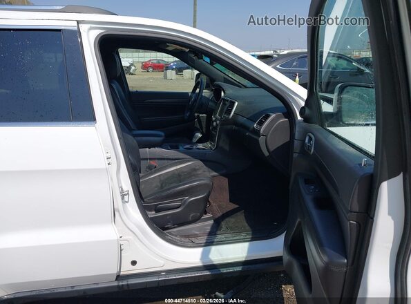 1C4RJEAG8JC480463 2018 JEEP GRAND CHEROKEE Белый Вид салона спереди