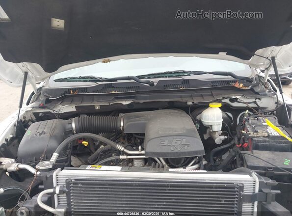 1C6RR7FG7JS209940 2018 RAM 1500 White Հետևի տեսք