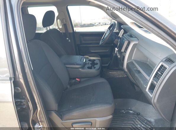 1C6RR7FT5JS351104 2018 RAM 1500 Black Front interior view