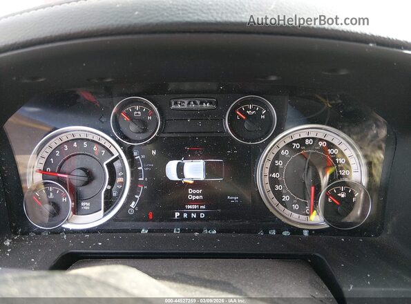 1C6RR7MTXHS705275 2017 RAM 1500 Красный Вид задних сидений