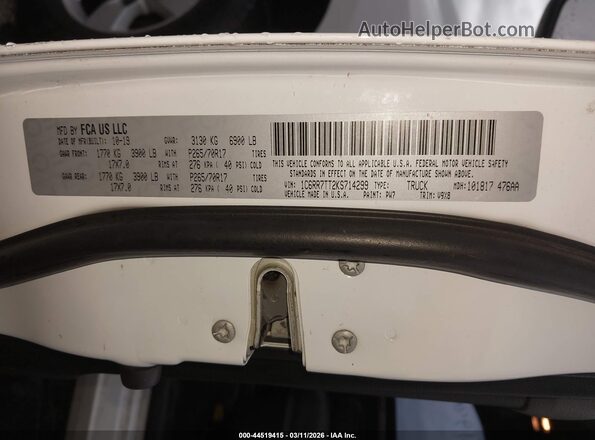 1C6RR7TT2KS714299 2019 RAM 1500 CLASSIC White Vista del compartimento del motor