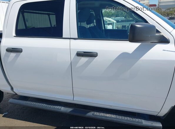 1C6RR7XT1KS739723 2019 RAM 1500 CLASSIC White Widok wnętrza z tyłu