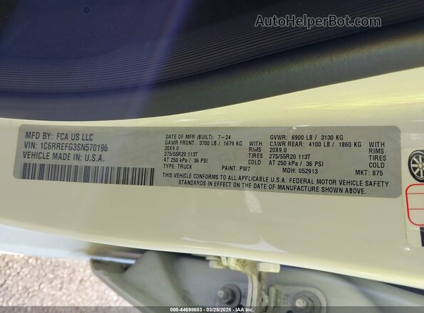 1C6RREFG3SN570196 2025 RAM 1500 White Widok komory silnika