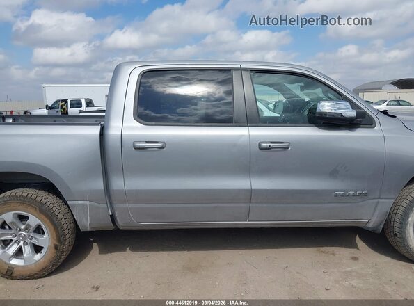 1C6RREJT8RN218584 2024 RAM 1500 Silver Вид задньої частини салону