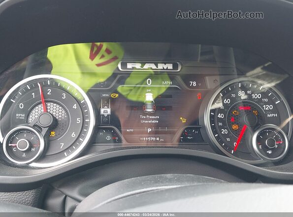 1C6SRFJP4TN259215 2026 RAM 1500 White Vista de los asientos traseros