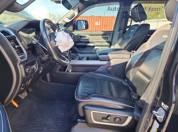 1C6SRFJT2MN803015 2021 RAM 1500 Черный Вид салона спереди