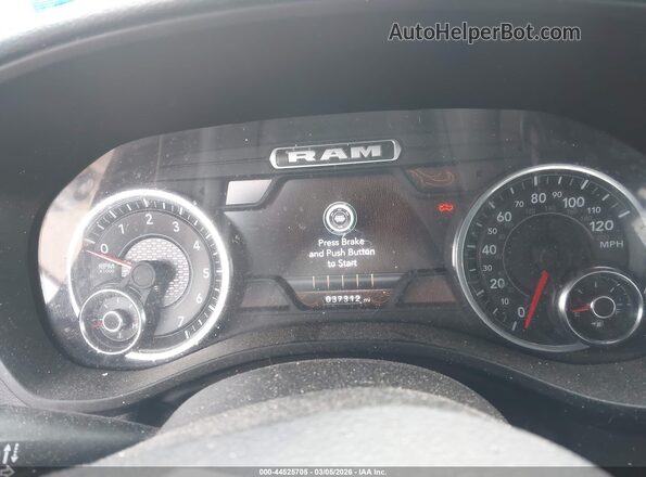 1C6SRFJT2RN108976 2024 RAM 1500 Beige Widok tylnych siedzeń