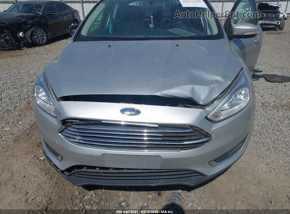 1FADP3J24HL268368 2017 FORD FOCUS Silver Widok z przodu