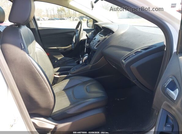 1FADP3K26GL205558 2016 FORD FOCUS White Front interior view