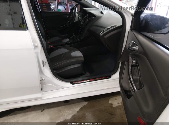 1FADP3L90JL322328 2018 FORD FOCUS ST White წინა სალონის ხედი