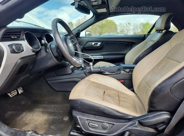 1FATP8UH1H5204592 2017 FORD MUSTANG Белый Вид салона спереди