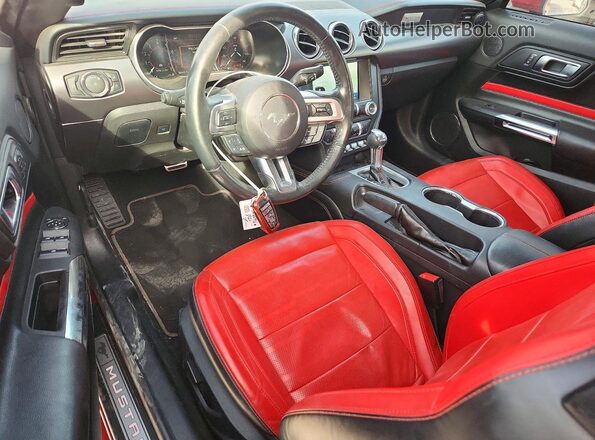 1FATP8UH8M5154168 2021 FORD MUSTANG Red Widok deski rozdzielczej