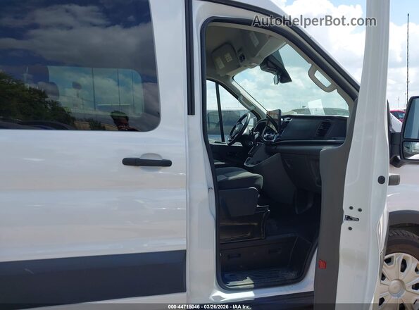 1FBAX2C83TKA06353 2026 FORD PASSENGER White Սալոնի դիմացի տեսք
