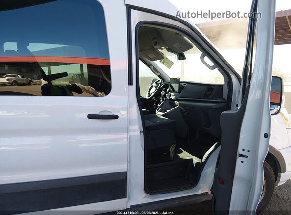 1FBAX2CG5NKA49604 2022 FORD PASSENGER White Front interior view