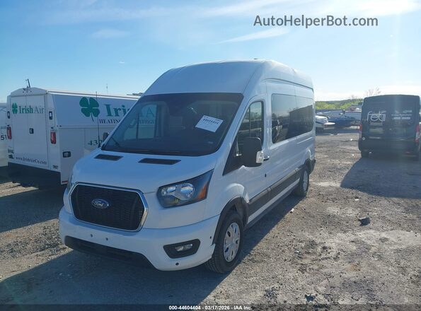 1FBAX2X87RKA15950 2024 FORD PASSENGER White Vista tres cuartos delantera izquierda