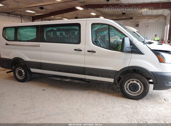 1FBAX2Y80SKB06417 2025 FORD PASSENGER White Widok wnętrza z tyłu