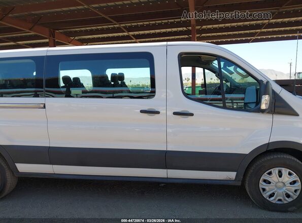 1FBAX2Y89NKA44827 2022 FORD PASSENGER White Vista interior trasera