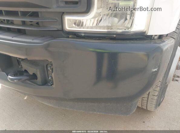 1FDRF3G66HEE09857 2017 FORD F-350 CHASSIS White Widok wnętrza z tyłu