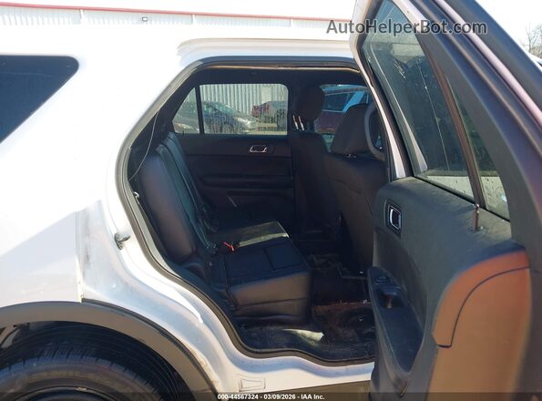 1FM5K8AR2JGA15874 2018 FORD POLICE INTERCEPTOR White Widok naklejki z numerem VIN