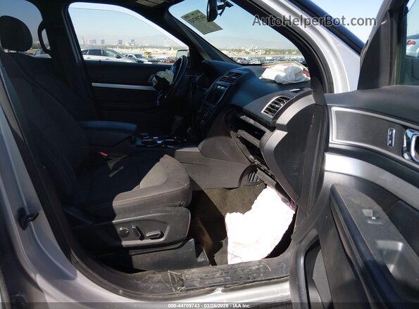1FM5K8D8XHGD04367 2017 FORD FORD EXPLORER Серебряный Вид салона спереди