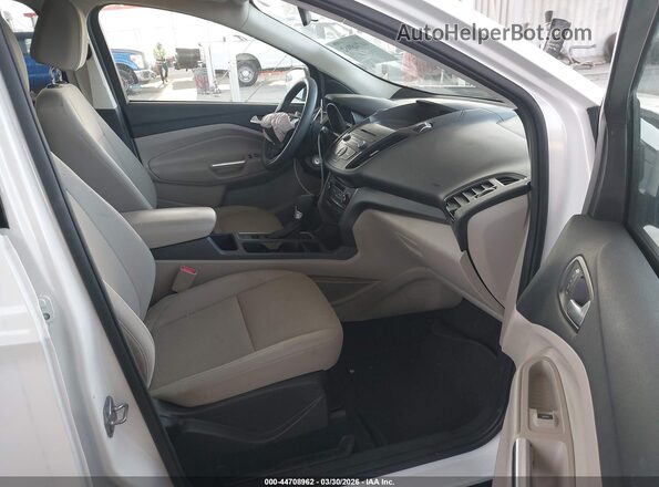 1FMCU0GD2HUE96686 2017 FORD ESCAPE White Вид салону спереду