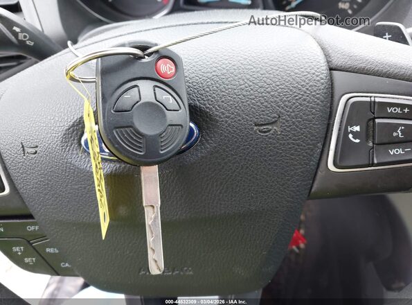 1FMCU0GD7HUA83954 2017 FORD ESCAPE Белый Вид панели приборов