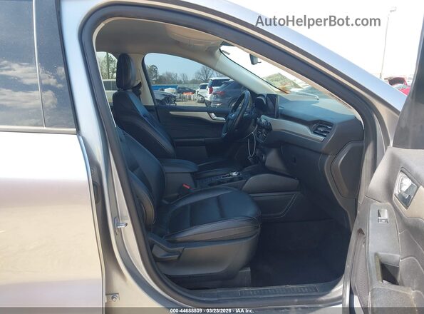 1FMCU0H63MUB15759 2021 FORD ESCAPE Silver Вид салону спереду