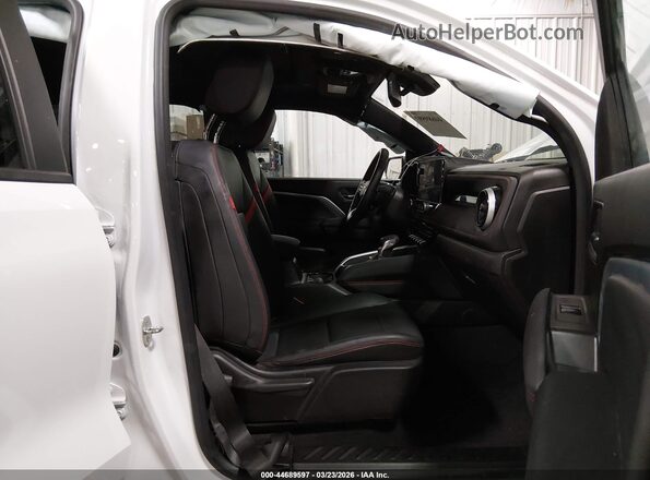 1GCPTDEKXP1228034 2023 CHEVROLET COLORADO White Widok wnętrza z przodu