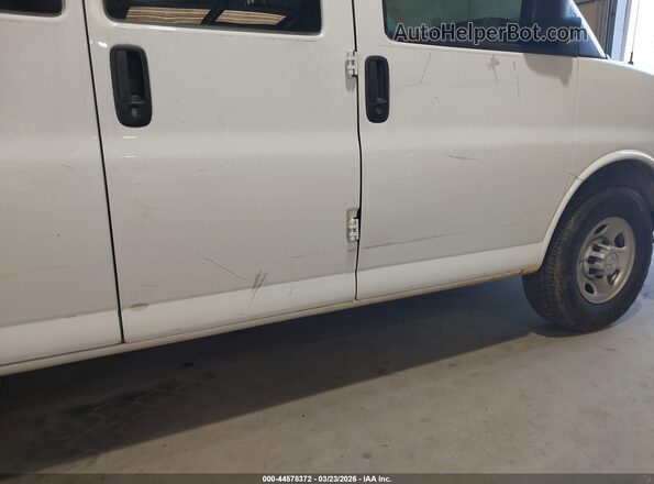 1GCWGAFF6G1330382 2016 CHEVROLET EXPRESS White Widok z przodu