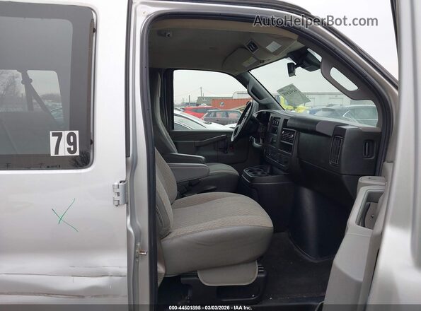 1GJW7FFG6L1157763 2020 GMC SAVANA PASSENGER Silver Widok wnętrza z przodu