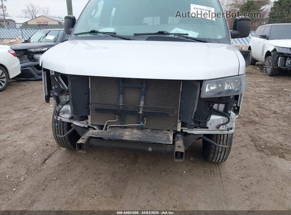 1GJW7FFG6L1157763 2020 GMC SAVANA PASSENGER Silver Widok z przodu