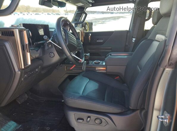 1GKB0RDC5RU100204 2024 GMC HUMMER Green Widok wnętrza z przodu