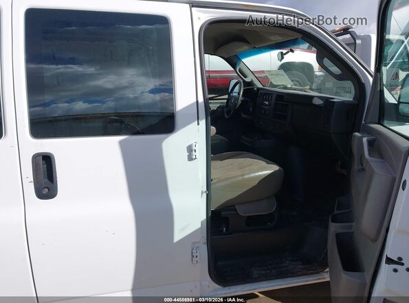 1GTW7AFF4H1906200 2017 GMC SAVANA 2500 Белый Вид салона спереди