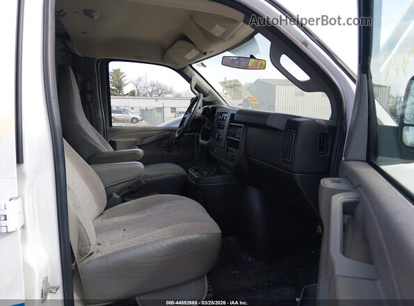 1GTW7AFFXG1904059 2016 GMC SAVANA 2500 Белый Вид салона спереди