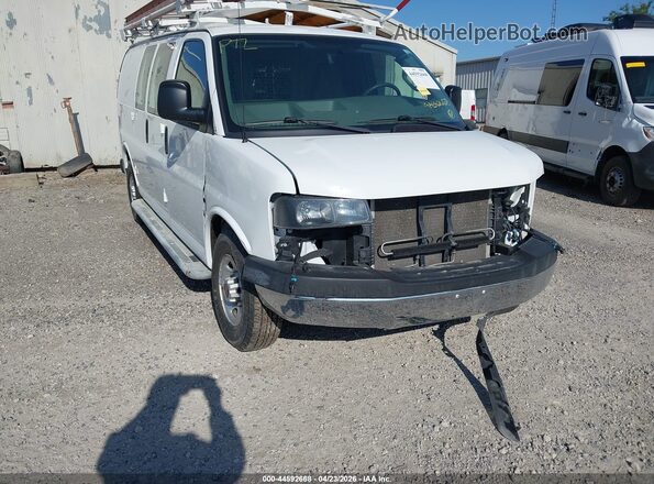 1GTW7AFFXG1904059 2016 GMC SAVANA 2500 Белый Вид спереди