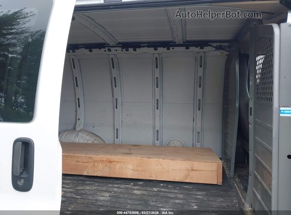 1GTW7AFG0J1906712 2018 GMC SAVANA 2500 White Widok naklejki z numerem VIN