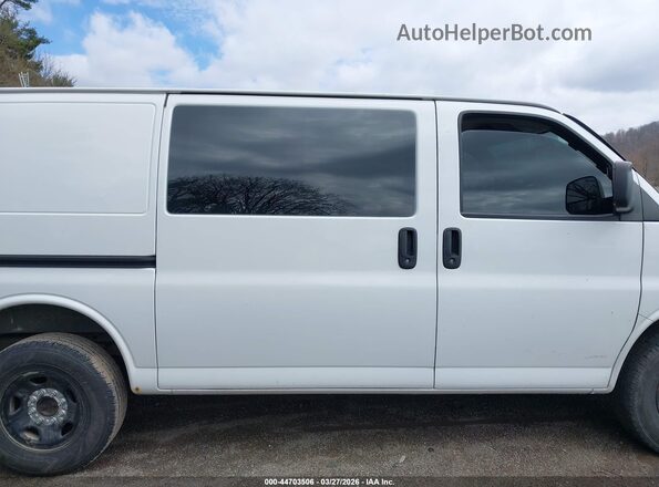 1GTW7AFG0J1906712 2018 GMC SAVANA 2500 White Widok wnętrza z tyłu