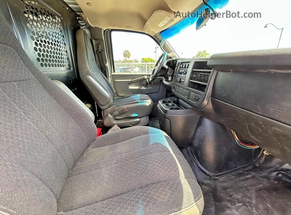1GTW7AFG2J1909739 2018 GMC SAVANA White Դիմացի տեսք
