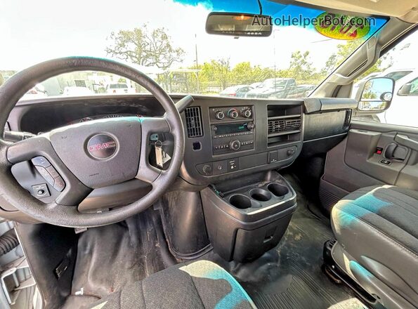1GTW7AFG2J1909739 2018 GMC SAVANA White Սարքավորումների վահանակի տեսք