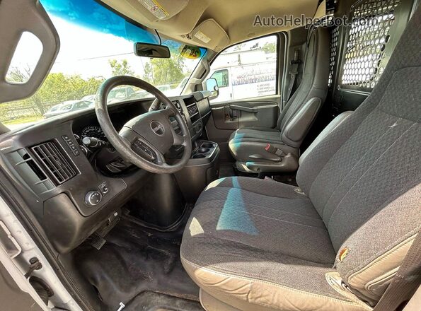 1GTW7AFG2J1909739 2018 GMC SAVANA White Սալոնի 360 աստիճան տեսք