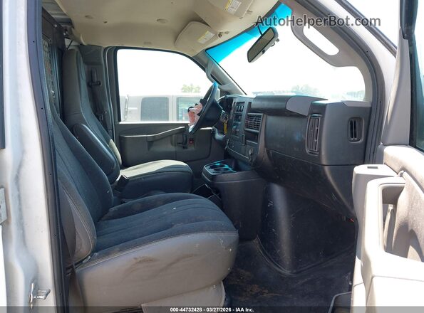 1GTW7AFG7K1269867 2019 GMC SAVANA 2500 White Widok wnętrza z przodu