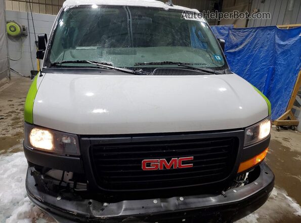 1GTW7AFP1S1156402 2025 GMC SAVANA White Front view