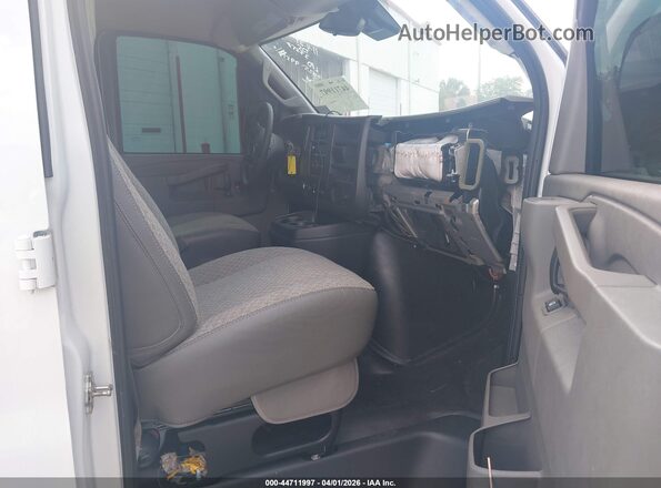 1GTW7AFP5S1140820 2025 GMC SAVANA CARGO White Vista interior delantera