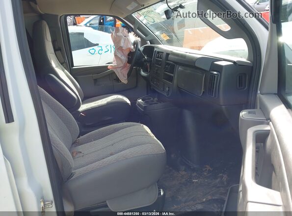 1GTW7AFP7S1102635 2025 GMC SAVANA CARGO White Vista interior delantera