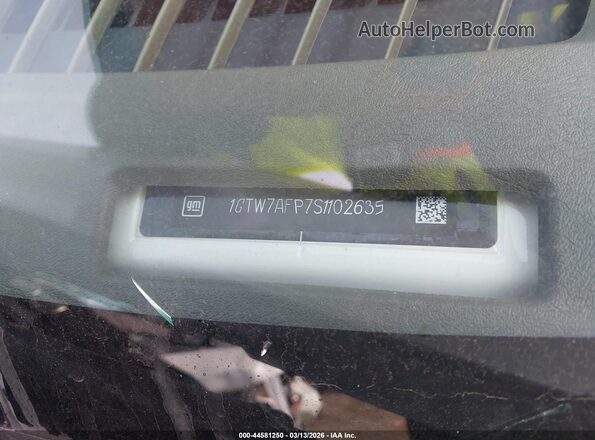 1GTW7AFP7S1102635 2025 GMC SAVANA CARGO White Vista del compartimento del motor